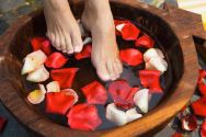 Masaje de pies con petalos de rosas.